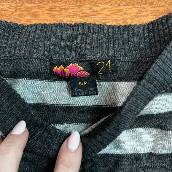 Forever 21 1/4 sleeve Sweater Shirt light weight - Picture 3 of 7